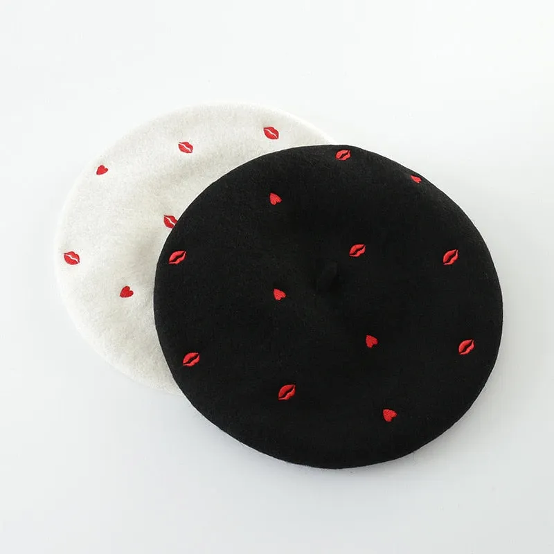 Harajuku Kiss Heart Embroidered Beret (White/black)